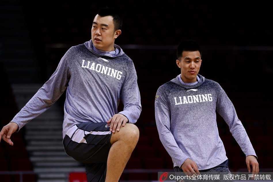 带伤出征,郭艾伦赛前训练笑对绷带 郭艾伦俯身整理脚下的球鞋鞋带,动作熟练而认真,手指上缠绕的绷带在深色球裤的映衬下显得格外醒目,仿佛一枚独特的勋章。