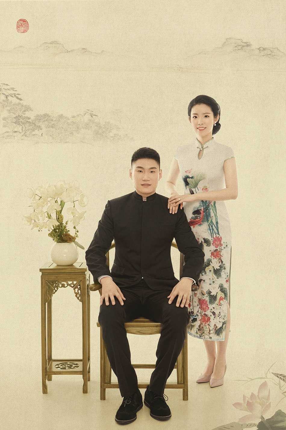 身着一袭洁白婚纱的新娘宛若童话里的公主，她凝视着镜头外的爱人，眼神中满是藏不住的幸福与对未来生活的憧憬。