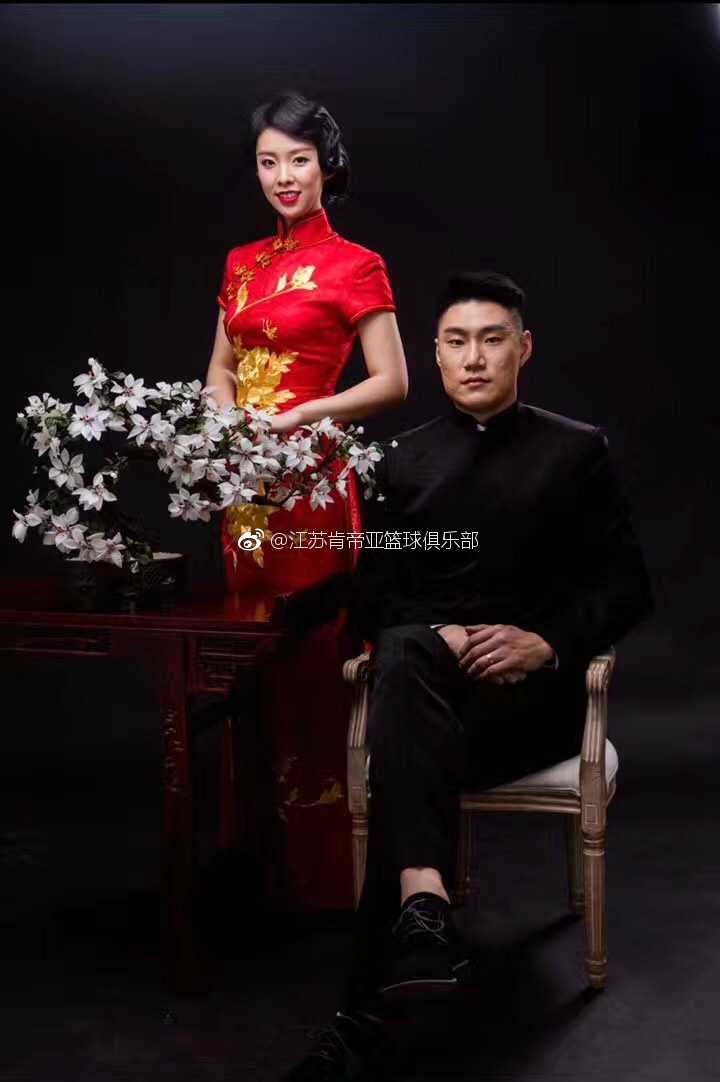 在光影交错的黑白影像中，这对新婚夫妇的深情对视被永久定格，简约的色调反而衬托出情感的纯粹与浓烈。