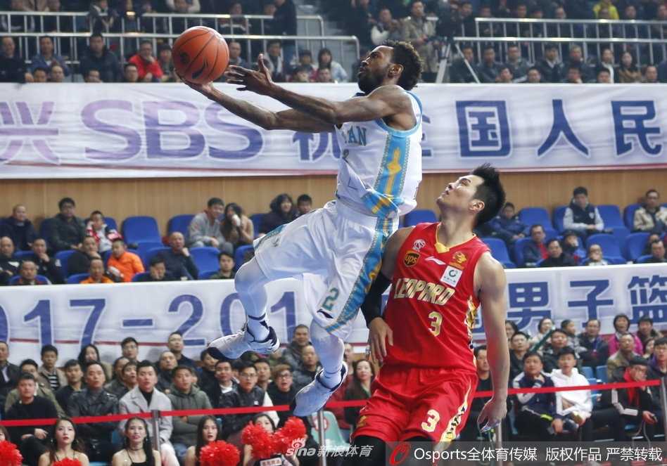常规赛群雄逐鹿,积分榜风云变幻 韩德君篮下卡位成功,接球后顺势转身,用敦实的身体靠开防守轻松放篮得手,憨厚一笑中暗藏杀机