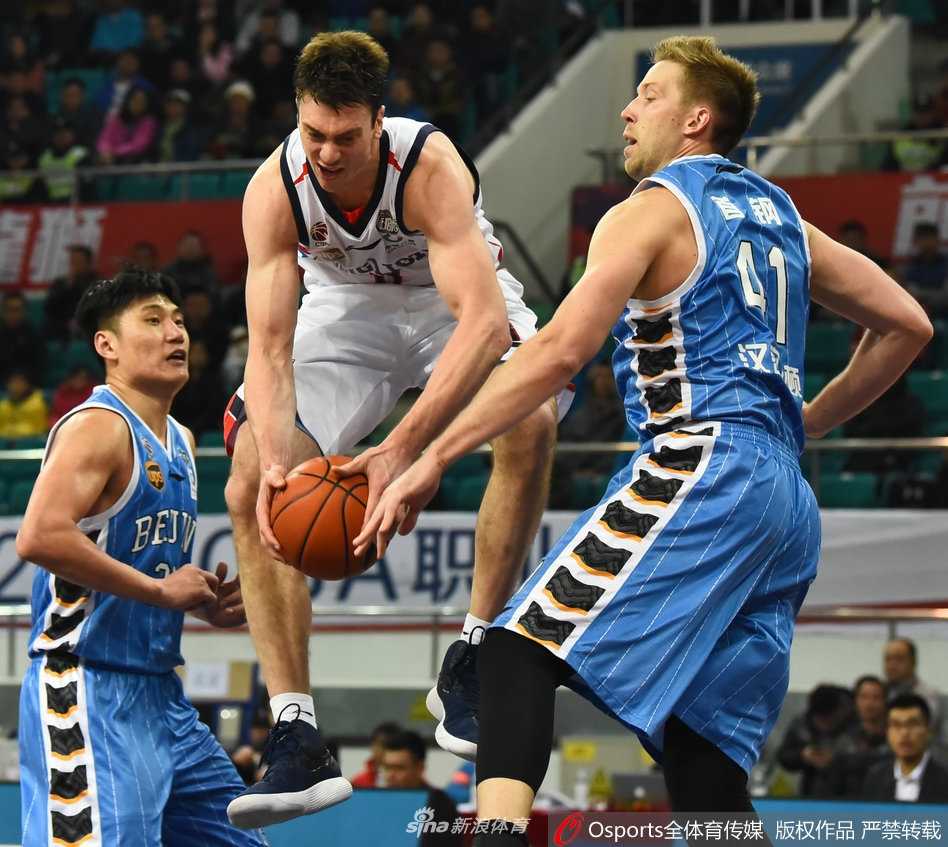 常规赛群雄逐鹿,积分榜风云变幻 马布里运球穿越全场,面对两人包夹毫无惧色,如同独狼般撕开防线,瞬间点燃客场球迷激情