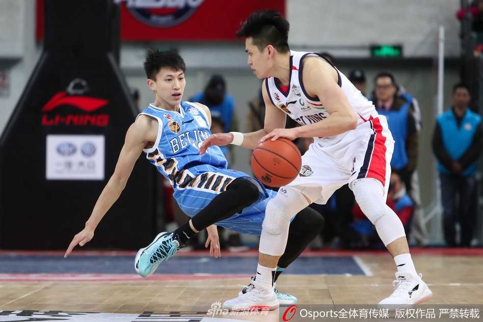 常规赛群雄逐鹿,积分榜风云变幻 胡金秋在山东队多人围堵下奋力点抢前场篮板,落地瞬间直接起身将球补进,尽显蓝领硬度