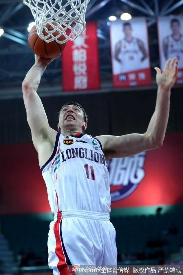 常规赛群雄逐鹿,积分榜风云变幻 弗雷戴特迎着防守人急停干拔三分,皮球在空中划过彩虹弧线,网花翻飞清脆入筐