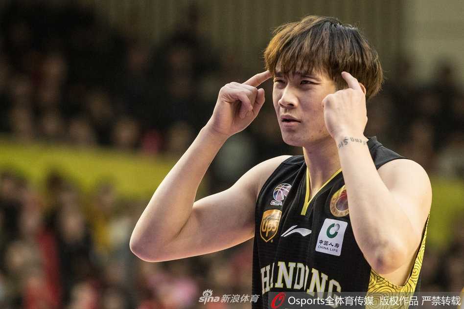 常规赛群雄逐鹿,积分榜风云变幻 王哲林背身单打灵活转身抹入禁区,面对补防高难度打板命中,怒吼一声霸气侧漏
