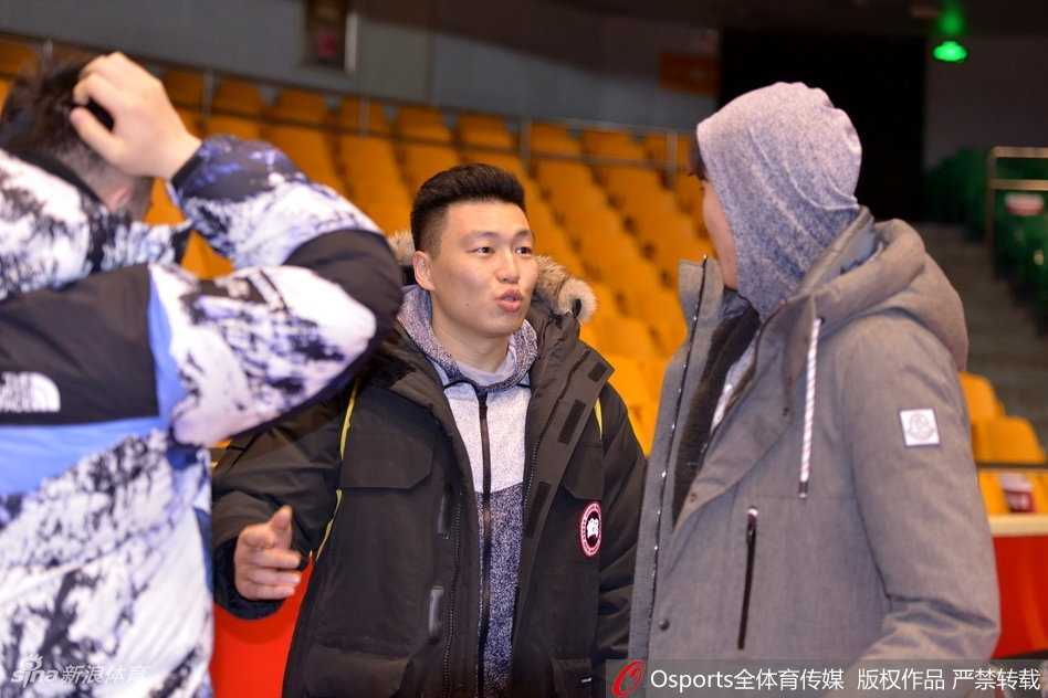 山东男篮赛前训练气氛紧张，丁彦雨航神情专注地倾听教练布置战术。