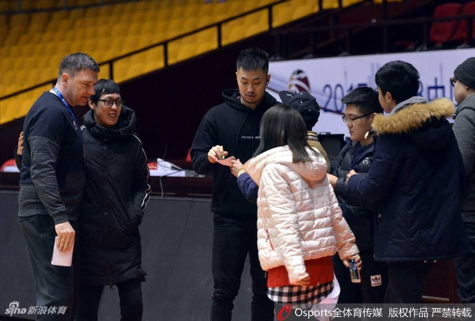 丁彦雨航在训练中露出轻松笑容，与队友进行趣味互动，缓解赛前压力。