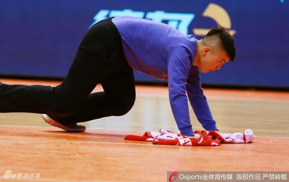 比赛结束后，孟飞双手捧着刚刚获赠的睢冉球衣，站在场地中央合影，他的眼神中闪烁着光芒，背后是尚未完全散去的观众席，仿佛整个赛场都在为他见证这一荣耀时刻