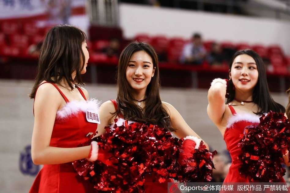 平安夜前的篮球盛宴:北控啦啦队圣诞热舞燃爆奥体,助北京北控激战南京同曦 汗水微微打湿了发梢,却掩盖不住宝贝眼中炽热的光芒。在激烈的比赛间隙,她趁着擦汗的瞬间依然保持微笑,向看台上的小朋友挥手致意,传递着篮球带来的纯粹快乐。
