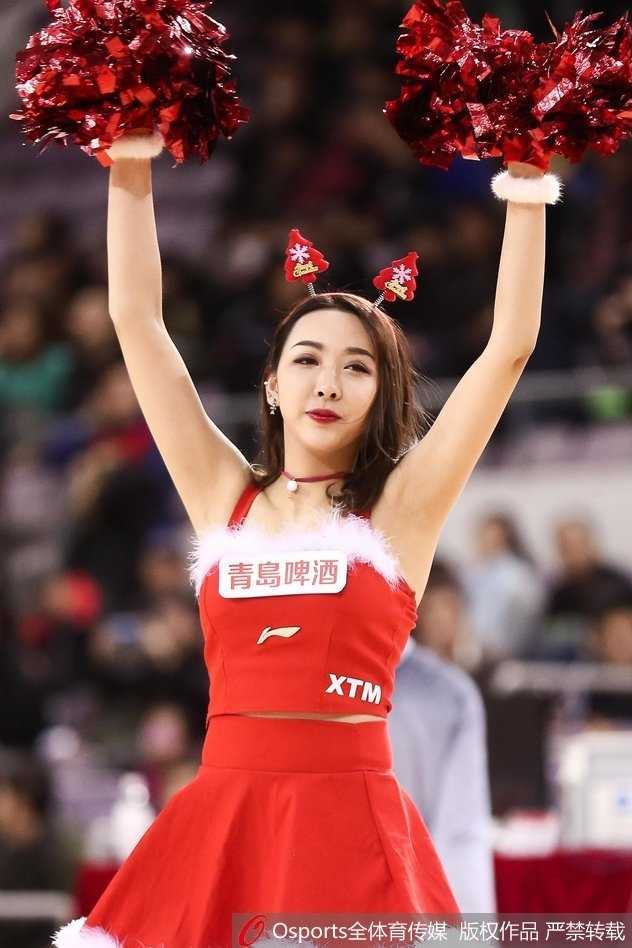 平安夜前的篮球盛宴:北控啦啦队圣诞热舞燃爆奥体,助北京北控激战南京同曦 圣诞铃声响起,宝贝们扎起俏皮双马尾,身着红白相间的性感圣诞短裙,在聚光灯下露出灿烂笑容,瞬间融化了奥体中心的冬夜寒霜。