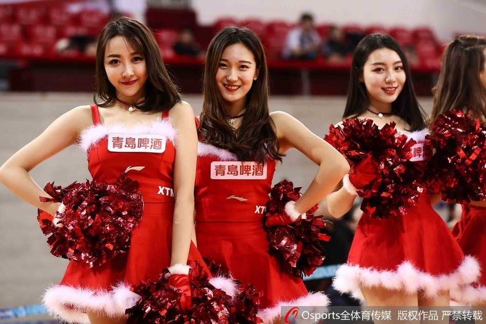 平安夜前的篮球盛宴:北控啦啦队圣诞热舞燃爆奥体,助北京北控激战南京同曦 镜头拉近,宝贝双手轻摆,身姿曼妙,裙摆上的金色亮片在灯光下闪闪发光,如同圣诞树上最耀眼的装饰。她专注的神情不仅是在完成一次表演,更是在与看台上的球迷进行一场无声的互动。