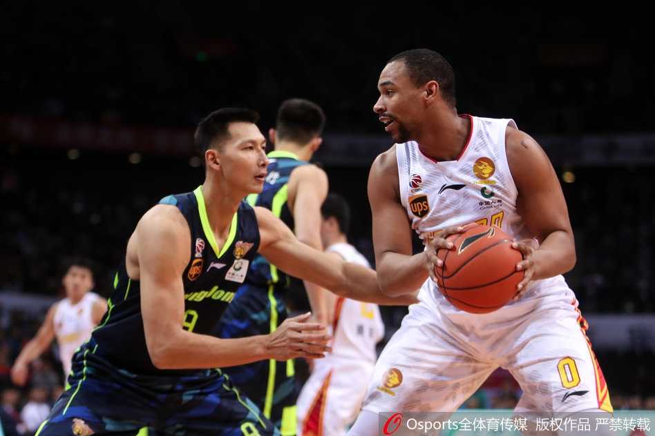 平安夜大战!广东宏远客场掀翻深圳烈豹,赛季双杀终结对手六连胜 深圳外援萨林杰在广东队多人围堵的肌肉丛林中强行起跳,凭借强悍的上肢力量将球补进篮筐,展示了CBA顶级内线的恐怖实力。