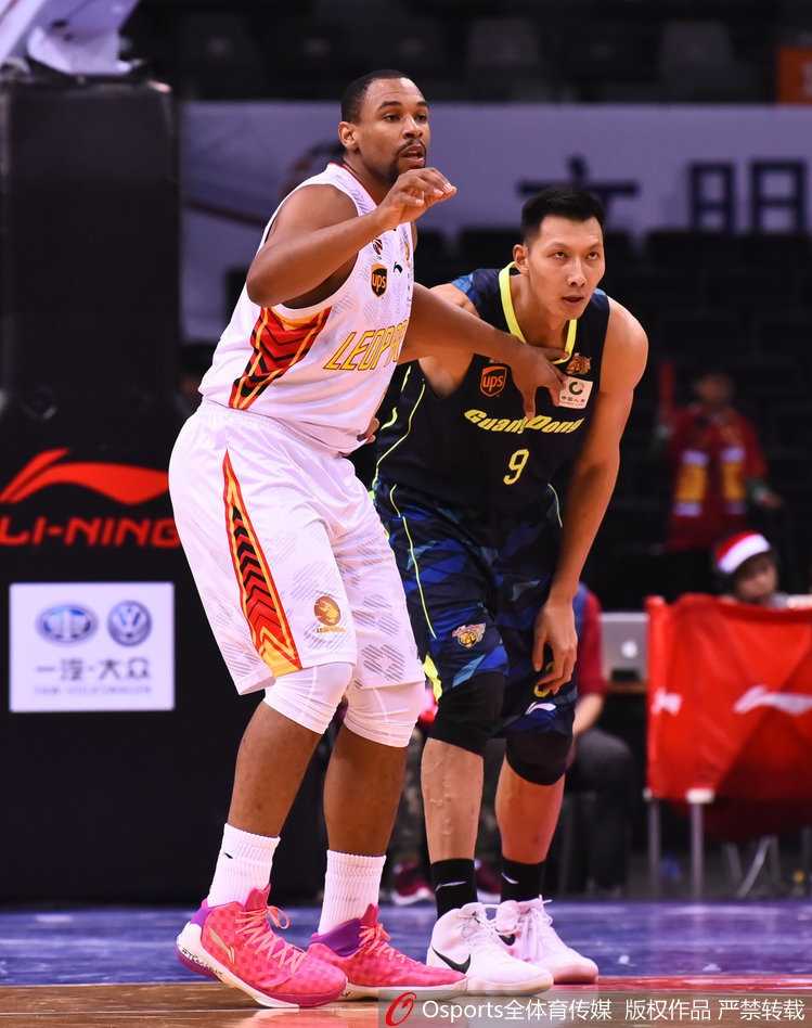 平安夜大战!广东宏远客场掀翻深圳烈豹,赛季双杀终结对手六连胜 广东队长周鹏如同一道黄色闪电抢断成功,面对空无一人的前场,他舒展双臂完成了一记势大力沉的单手劈扣,引爆了替补席的激情。