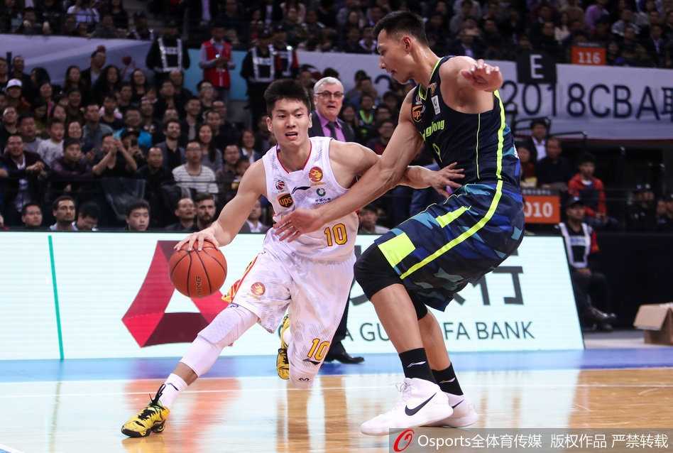 平安夜大战!广东宏远客场掀翻深圳烈豹,赛季双杀终结对手六连胜 广东外援尼克尔森迎着防守人惊诧的目光,高高跃起在空中滑翔,完成一记势大力沉的单手劈扣,这一球几乎宣判了深圳队的失利。