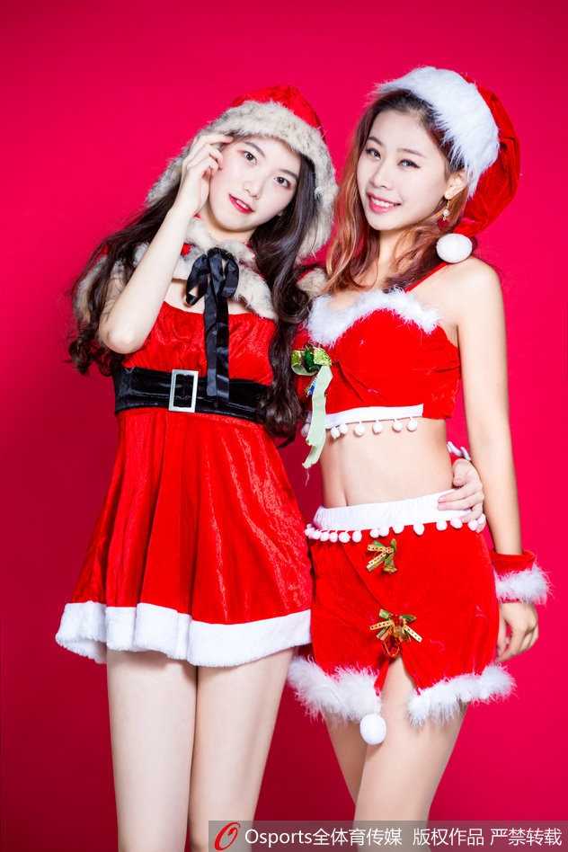 镜头前的啦啦队少女，双手在脸颊旁轻轻比出爱心手势，眼神清澈明亮，仿佛在向这个平安夜送出最温柔的祝福。