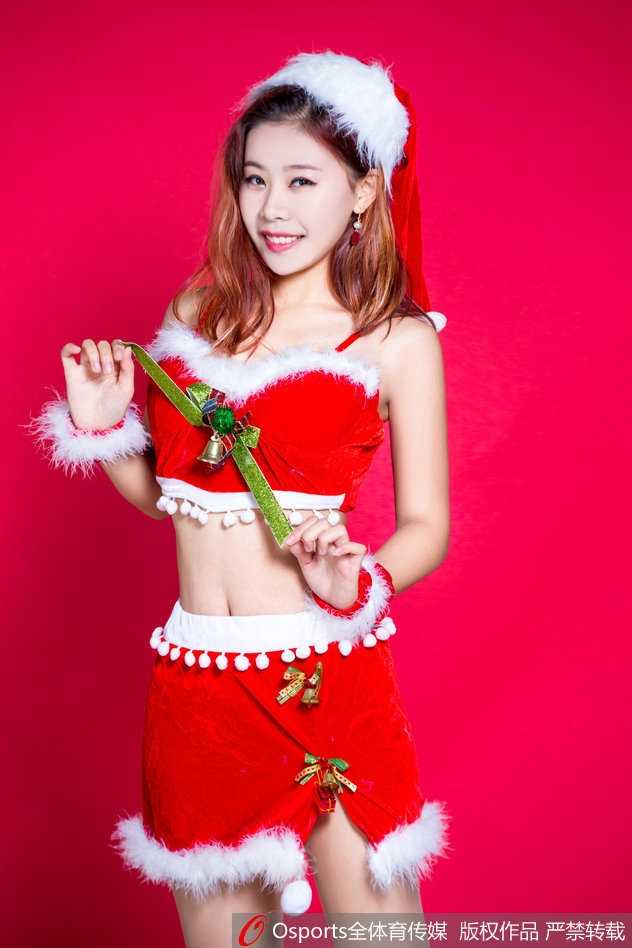 近景特写镜头，女孩手抚秀发，眼神温柔地看向镜头。背景的圣诞装饰微微虚化，衬托出主人公精致的五官和甜美的气质。