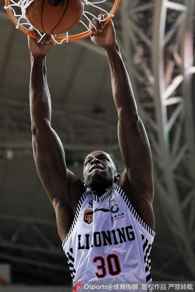 广东三连客的硝烟与温情:回首 CBA 联赛第三十二轮 寒夜出征,北京首钢队的后卫迎着深圳的防守在空中拉杆,身体扭成一张满弓,眼神里只有高悬的篮筐。