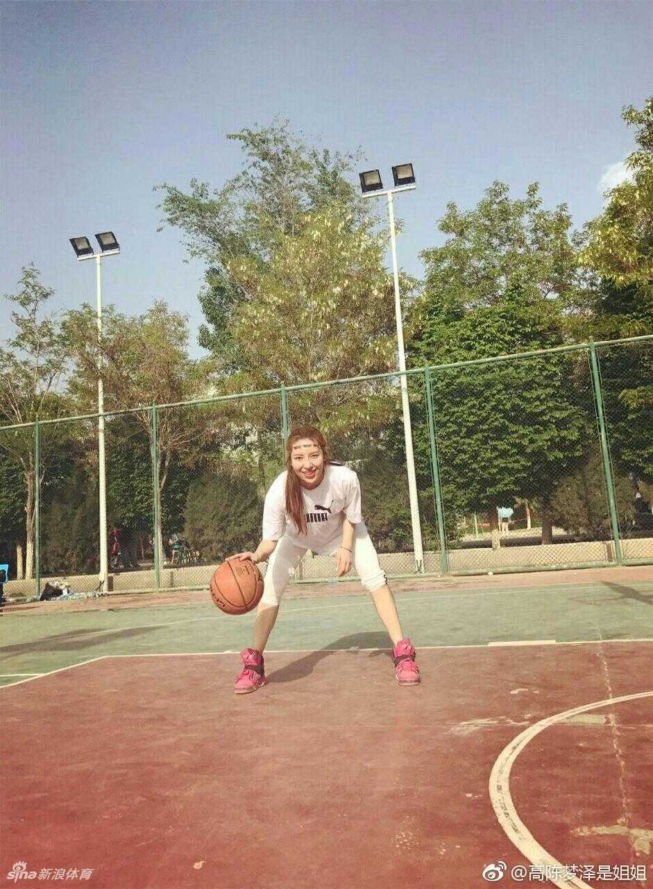 广东啦啦队高小雪私照:紧致身材演绎健康美,赛场上下活力满 高小雪与舞时尚啦啦队的姐妹们搂在一起,对着镜头露出灿烂的笑容,五颜六色的队服映衬着她们青春的活力,团队氛围十分融洽。