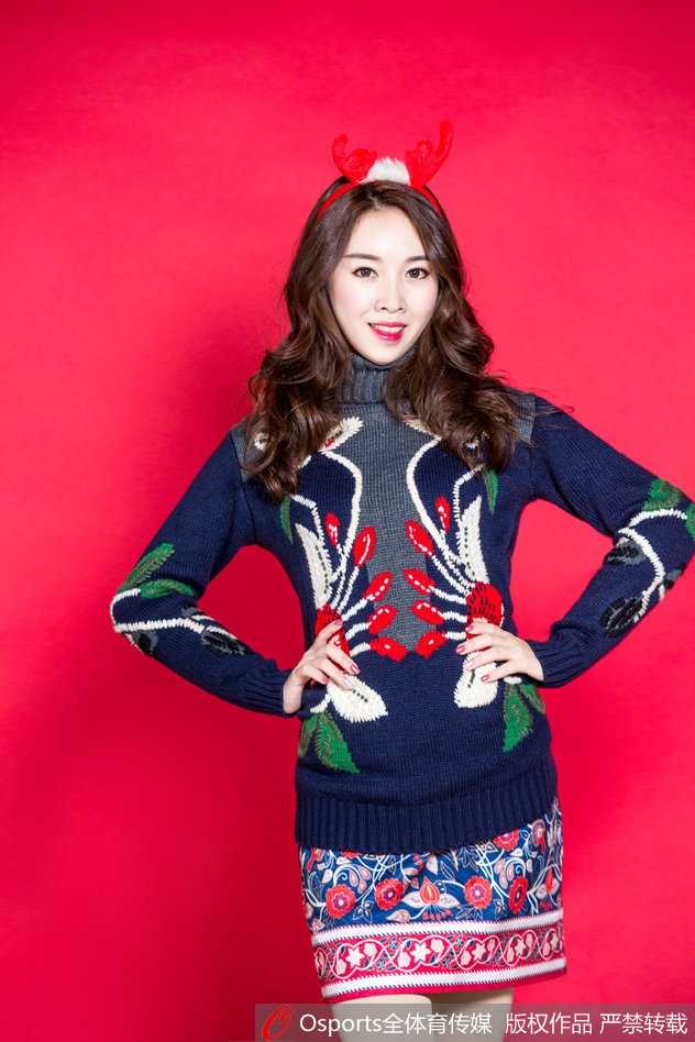 广东宏远啦啦队红色麋鹿装点燃冬日赛场 篮球宝贝甜美元气谱写加油文化 近距离特写一位啦啦队员的精致侧颜,红色圣诞装的衬托下,她专注的眼神和微扬的嘴角仿佛在向看台上的观众传递无声的加油信号。