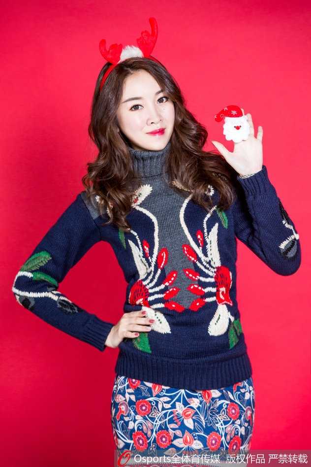 广东宏远啦啦队红色麋鹿装点燃冬日赛场 篮球宝贝甜美元气谱写加油文化 头戴红色麋鹿角的啦啦队员回眸一笑,甜美元气仿佛冬夜里的一抹暖阳,瞬间融化了整个球馆的寒意。