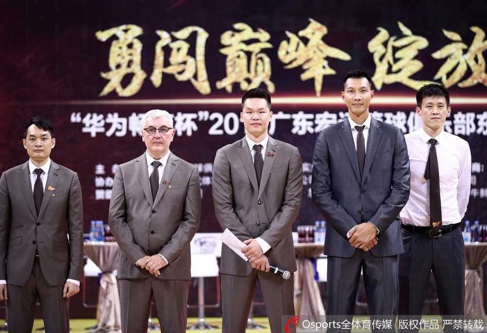 周鹏的妻子刘美站在场边，一双笔直修长的美腿在人群中格外抢镜，气质清新出众。她怀抱着两人年幼的孩子，小家伙虽然懵懵懂懂，但好奇地张望着热闹的球场，萌态可掬的模样瞬间融化了周围人的心