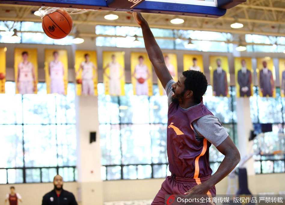 赛前投篮训练中，莫里斯在三分线外跃起出手，皮球在空中划出优美弧线，篮下的队友们纷纷注视。”