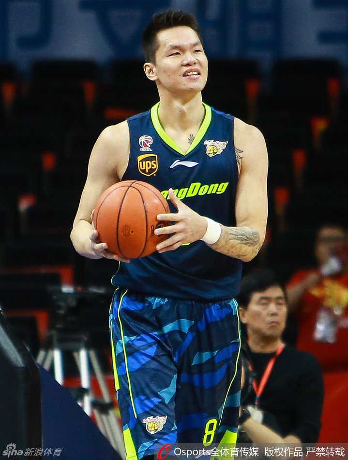 周鹏贴身紧防深圳队球员，标志性的死亡缠绕让对手难以摆脱