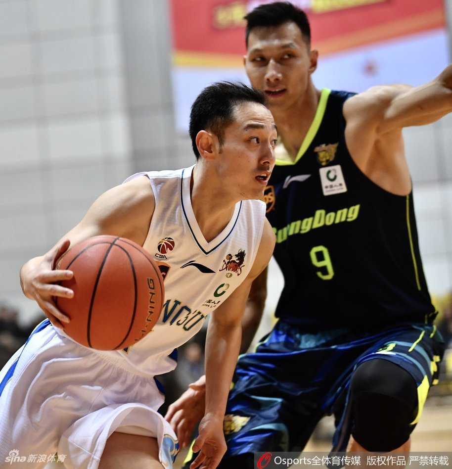 广东宏远热身赛逆转江苏肯帝亚,布鲁克斯空砍五十二分孤掌难鸣 中国男篮核心易建联在篮下卡位抢下关键篮板,肌肉线条分明,身后的肯帝亚球员奋力拼抢,展现了内线争夺的激烈程度。