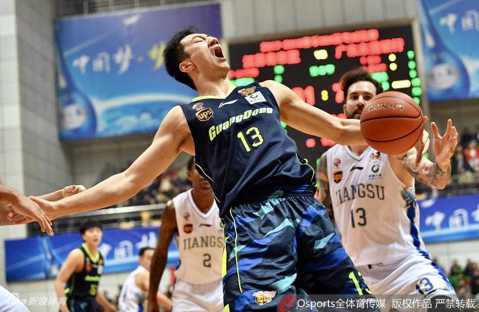 广东宏远热身赛逆转江苏肯帝亚,布鲁克斯空砍五十二分孤掌难鸣 江苏肯帝亚当家球星马尚·布鲁克斯迎着防守人干拔三分,篮球在空中划出优美弧线,全场目光聚焦于这颗决定比赛走向的篮球。