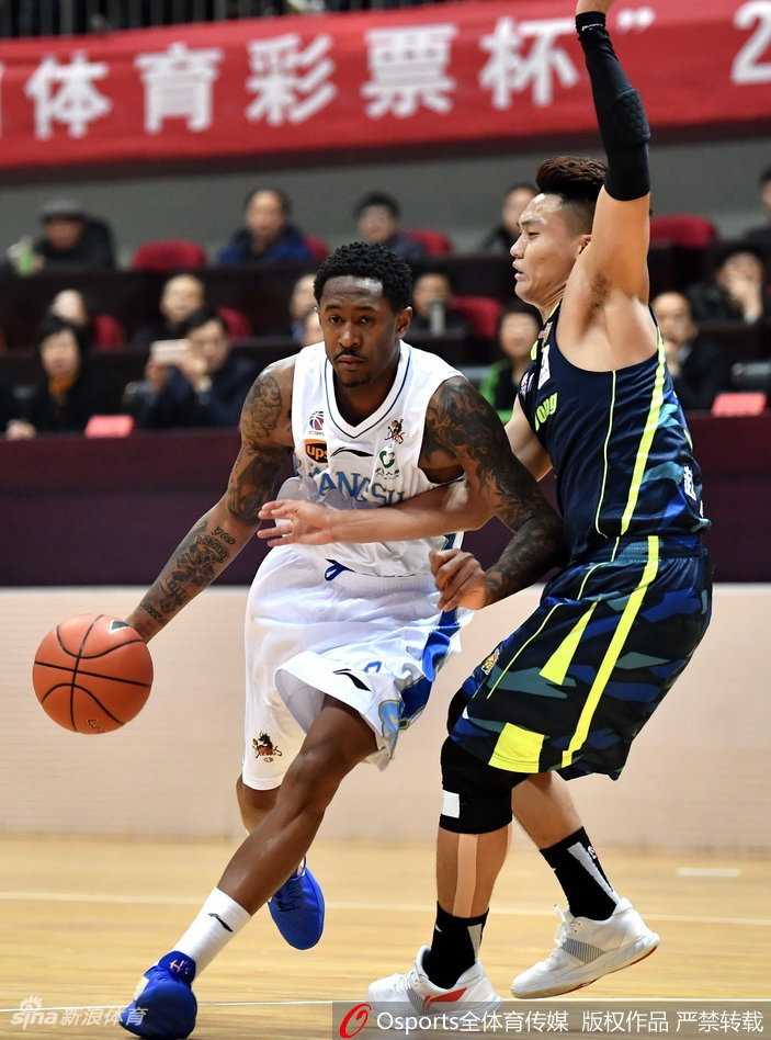 广东宏远热身赛逆转江苏肯帝亚,布鲁克斯空砍五十二分孤掌难鸣 广东宏远队球员在高速突破中面对江苏肯帝亚两人的严密夹防,眼神坚毅寻找传球路线,空气中弥漫着季后赛级别的对抗火药味。