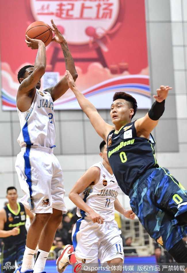 广东宏远热身赛逆转江苏肯帝亚,布鲁克斯空砍五十二分孤掌难鸣 广东队外援斯隆在严密防守下击地传球,队友心领神会空切篮下,场上五人跑位灵活,战术配合如教科书般精准。