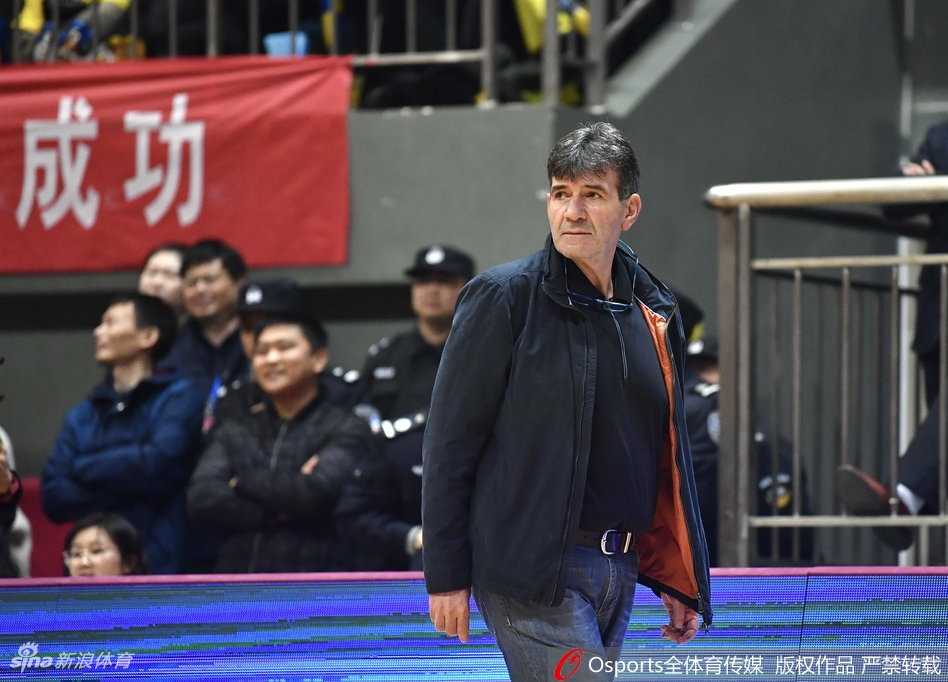 广东宏远热身赛逆转江苏肯帝亚,布鲁克斯空砍五十二分孤掌难鸣 江苏队老将易立突破上篮,身体在空中舒展,面对广东内线巨塔的封盖依然勇敢出手,这是他经验与胆识的体现。