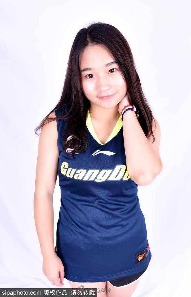 广东宏远篮球宝贝惊艳亮相 新赛季盼与球队共创辉煌 宝贝侧身回眸,裙摆随着动作轻轻飞扬,眼神中带着期待,仿佛在呼唤着新赛季的到来