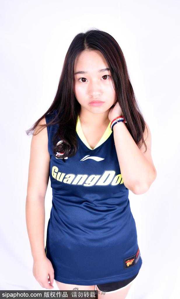 广东宏远篮球宝贝惊艳亮相 新赛季盼与球队共创辉煌 两位宝贝俏皮地凑在一起看向镜头,脸上的笑容如同阳光般明媚,闺蜜般的亲密感扑面而来