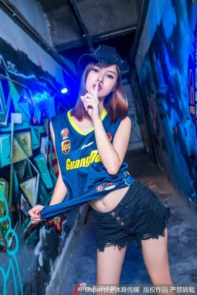 灯光下，篮球宝贝的碎边短裙随着动感舞步飞扬，流苏在空中划出闪亮的弧线，仿佛夜空中绽放的烟火，瞬间点燃全场热情。