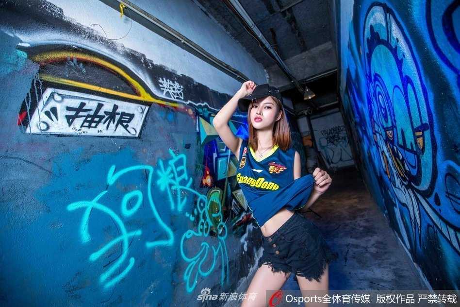 休息间隙，几名篮球宝贝聚在一起整理妆容与裙摆，碎边短裙的流苏在指尖轻柔拂过，她们谈笑风生，展现出幕后真实而亲切的少女情谊。