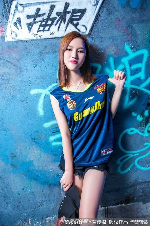 集体亮相的篮球宝贝们一字排开，统一的碎边短裙在整齐的舞步中起伏如波浪，自信的笑容和挺拔的身姿构成赛场边最具感染力的风景线。