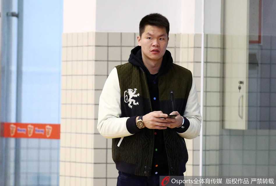 广东宏远赛前冲刺,尼克尔森暴扣誓破强敌围剿 易建联在训练间隙拉伸筋骨,目光如炬地凝视着远方。作为球队的领袖,他深知在季后赛来临前,必须将全队的状态调整到最佳。