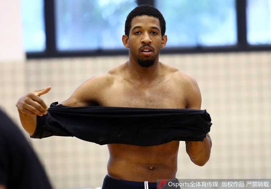 广东宏远赛前冲刺,尼克尔森暴扣誓破强敌围剿 年轻后卫胡明轩在训练中带球突破,灵动的身影代表着广东宏远的未来,但在当下激烈的季后赛卡位战中,他还需要积累更多经验。