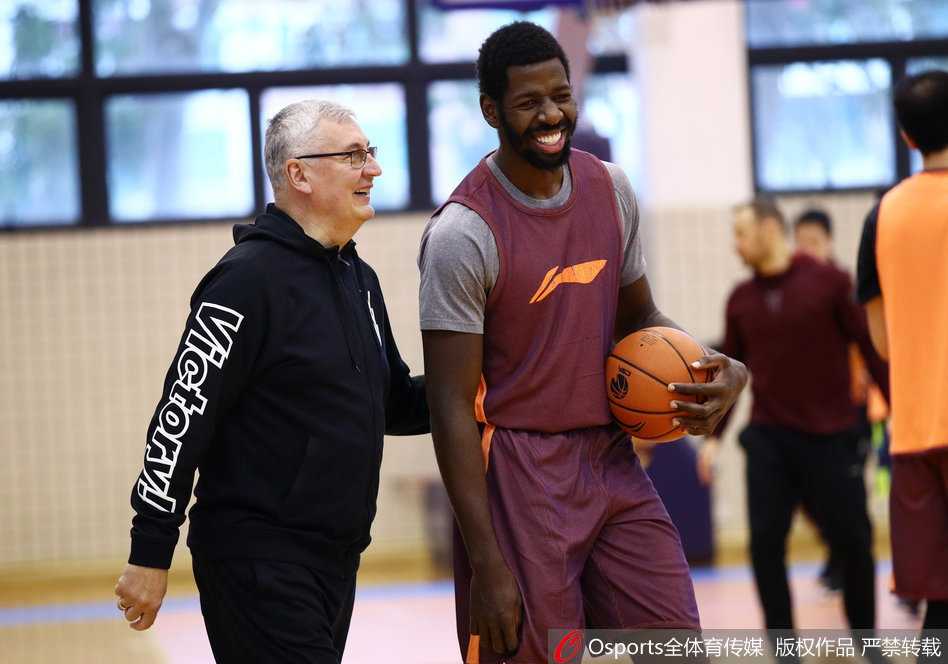 广东宏远赛前冲刺,尼克尔森暴扣誓破强敌围剿 周鹏在底角稳稳出手三分,作为队长他在攻防两端都需要以身作则,承担起盯防对方箭头人物的重任。