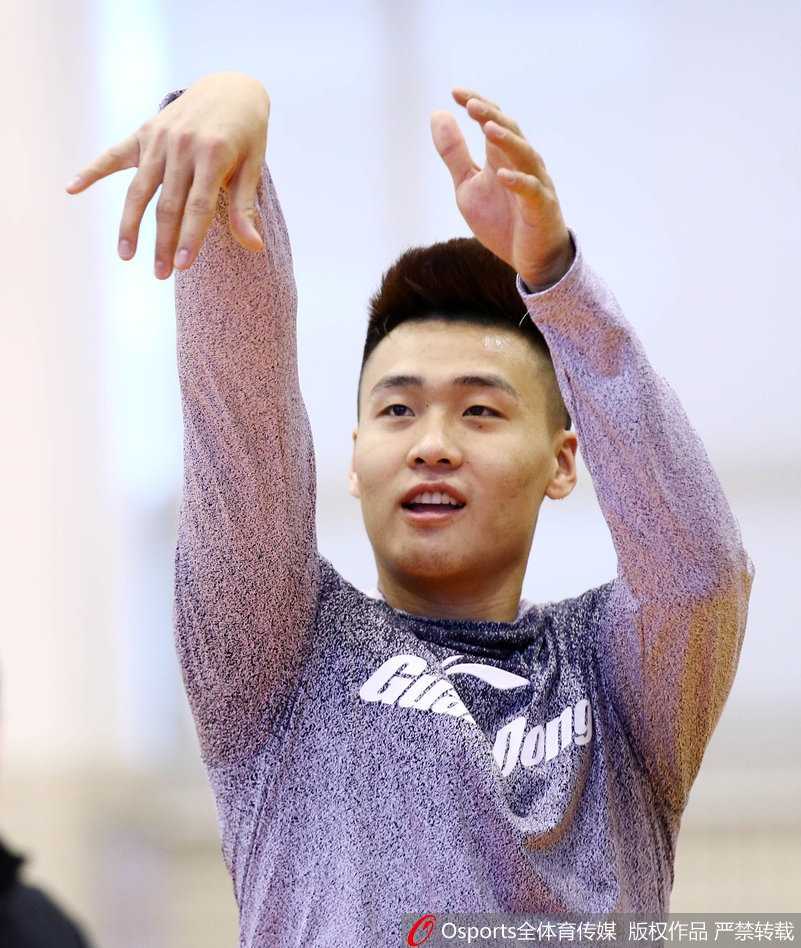 广东宏远赛前冲刺,尼克尔森暴扣誓破强敌围剿 广东宏远外援尼克尔森在赛前热身中高高跃起,以一记势大力沉的单手劈扣震撼全场,仿佛要将近期所有的郁气都发泄在篮筐之上。