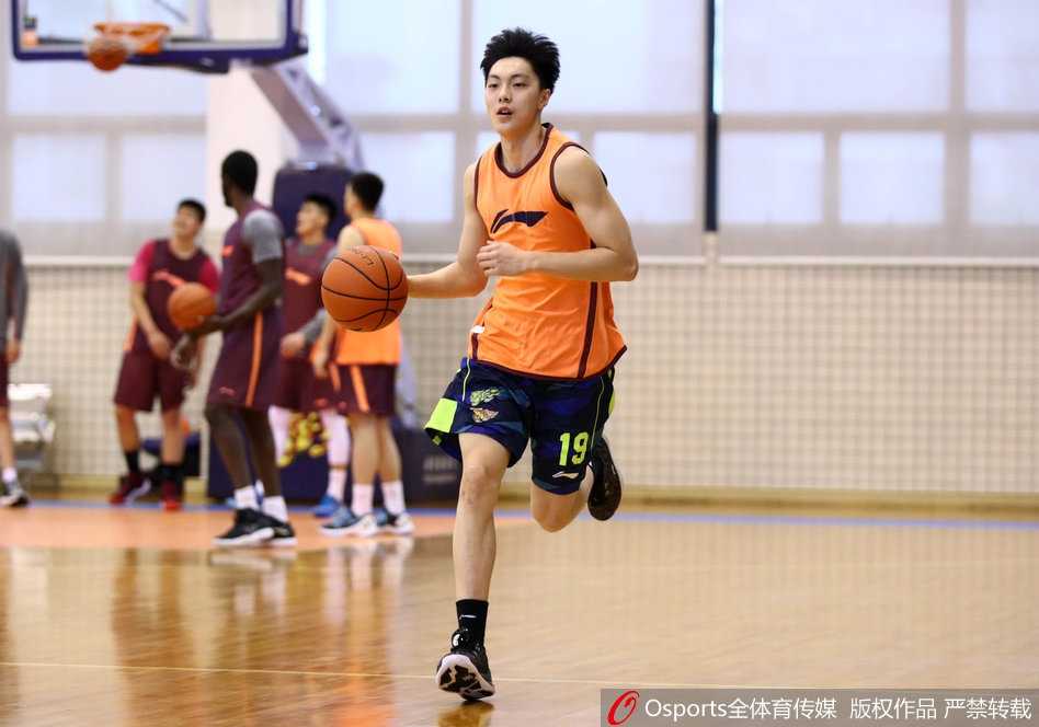 广东宏远赛前冲刺,尼克尔森暴扣誓破强敌围剿 尼克尔森在训练中秀出柔和投篮手感,面对即将到来的恶战,他需要用得分来缓解球队外线不稳定的顽疾。