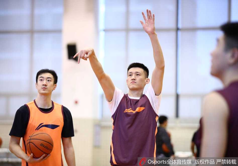 广东宏远赛前冲刺,尼克尔森暴扣誓破强敌围剿 主教练尤纳斯双手抱胸,面色凝重地观察着场上的训练情况,这位欧洲恺撒正在绞尽脑汁为球队寻找克敌制胜的法宝。