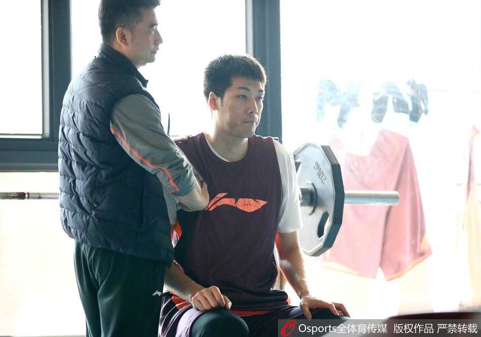 广东宏远队赛前训练赵睿健身房苦练迎联赛第二十二轮 赵睿利用弹力带进行阻力训练,每一个动作都力求标准到位,核心控制力肉眼可见