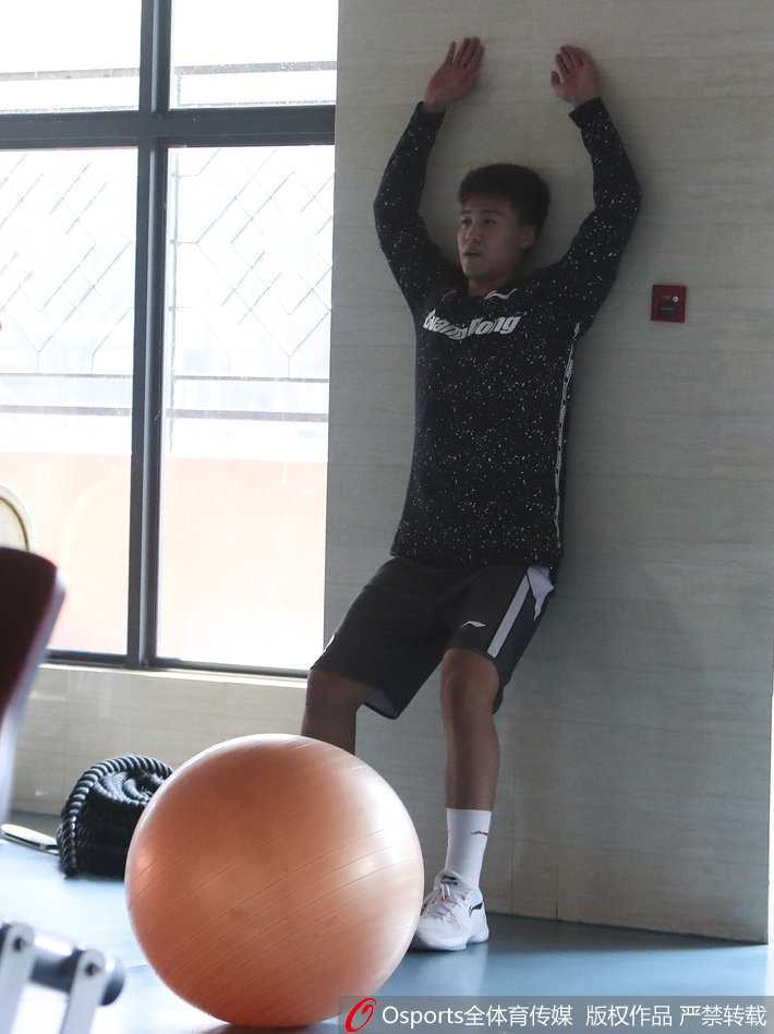 广东宏远队赛前训练赵睿健身房苦练迎联赛第二十二轮 赵睿专注地进行杠铃深蹲,腿部肌肉紧绷如弦,每一次起身都彰显强大核心力量