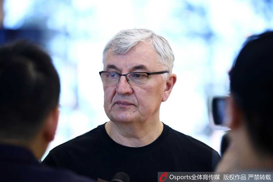 广东宏远队赛前训练赵睿健身房苦练迎联赛第二十二轮 赵睿在跑步机上高强度间歇跑,心率飙升却依然目光如炬,备战联赛不容丝毫松懈