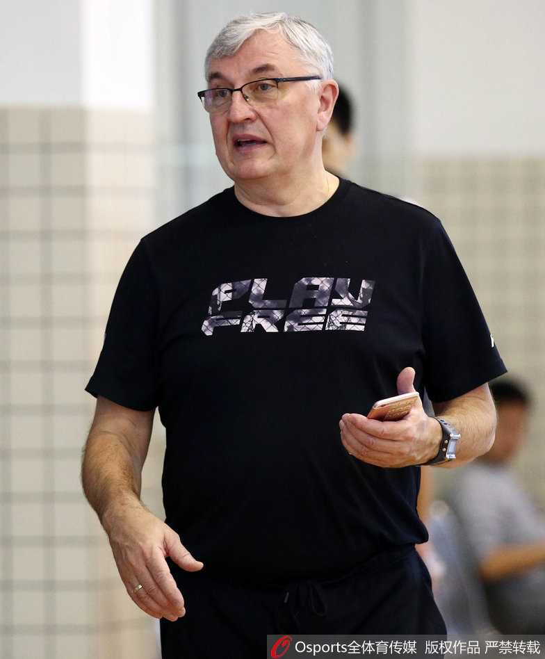 广东宏远队赛前训练赵睿健身房苦练迎联赛第二十二轮 赵睿在教练指导下做腰腹核心训练,平板支撑保持稳定,每一秒都是意志的较量