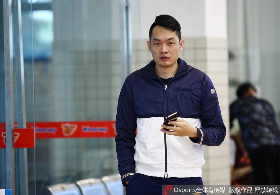 广东宏远队赛前训练赵睿健身房苦练迎联赛第二十二轮 训练结束后赵睿认真做肌肉拉伸,神情放松但目光仍充满斗志,职业素养体现在每个细节