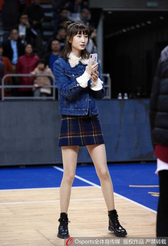 广东德比温情一刻,周鹏爱妻场边助阵长腿吸睛 周鹏妻子刘美身着一袭时尚装扮,那修长身姿与温柔眼神,成为了东莞体育馆看台上最动人的风景。