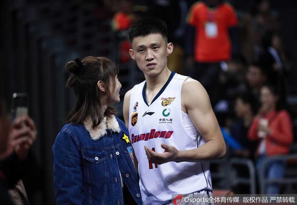 广东德比温情一刻,周鹏爱妻场边助阵长腿吸睛 赛场边,周鹏的妻子安静地坐着,简约的穿着难掩出众气质,一双修长美腿在球场灯光下显得格外吸睛。