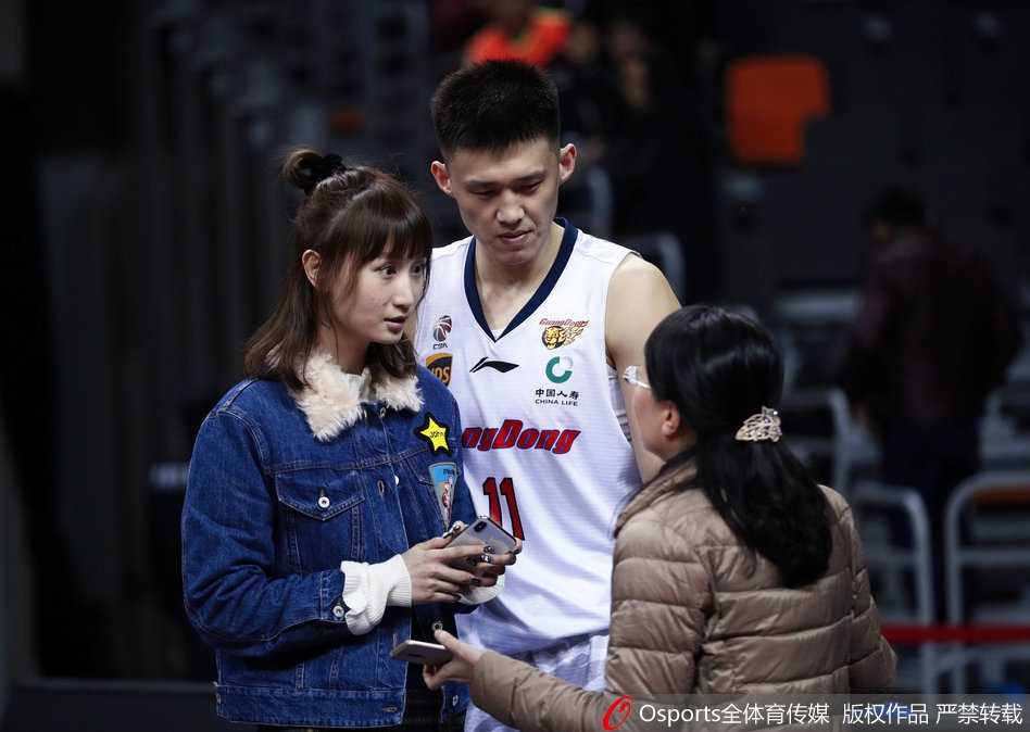 广东德比温情一刻,周鹏爱妻场边助阵长腿吸睛 在喧嚣的球场和助威的人潮中,周鹏的妻子目光清澈,默默为爱人祈祷,这一刻温情仿佛凝固了整个赛场。